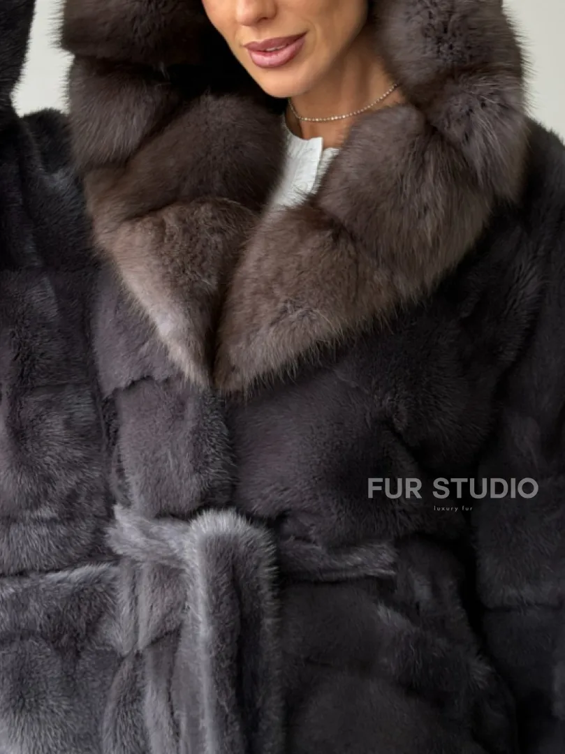 Графитовая шуба с капюшоном из куницы