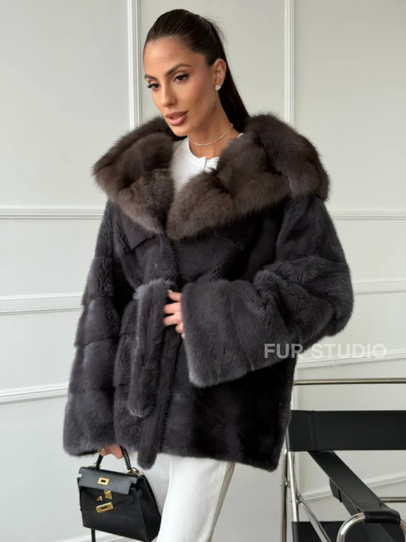 Графитовая шуба с капюшоном из куницы - фото 5