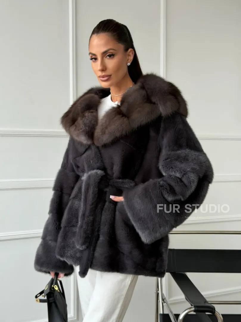 Графитовая шуба с капюшоном из куницы - фото 10