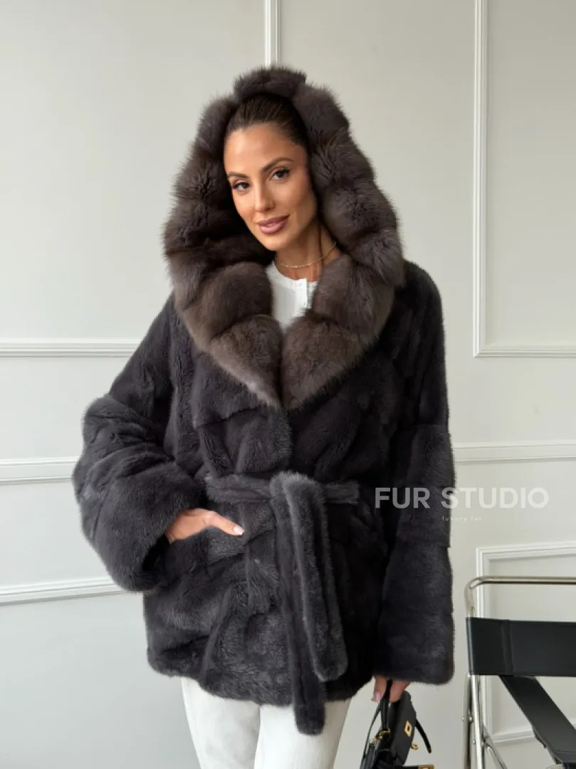 Графитовая шуба с капюшоном из куницы - фото 11