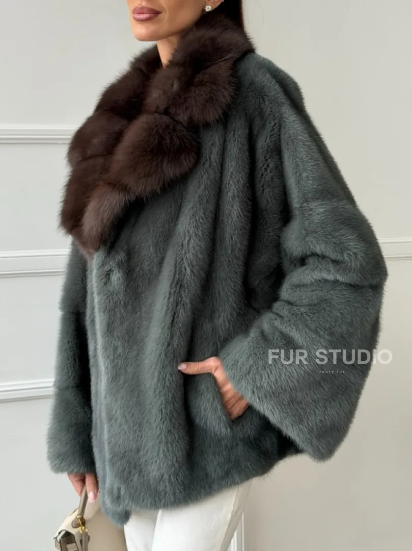 Красивая шуба из меха норки с воротником из куницы