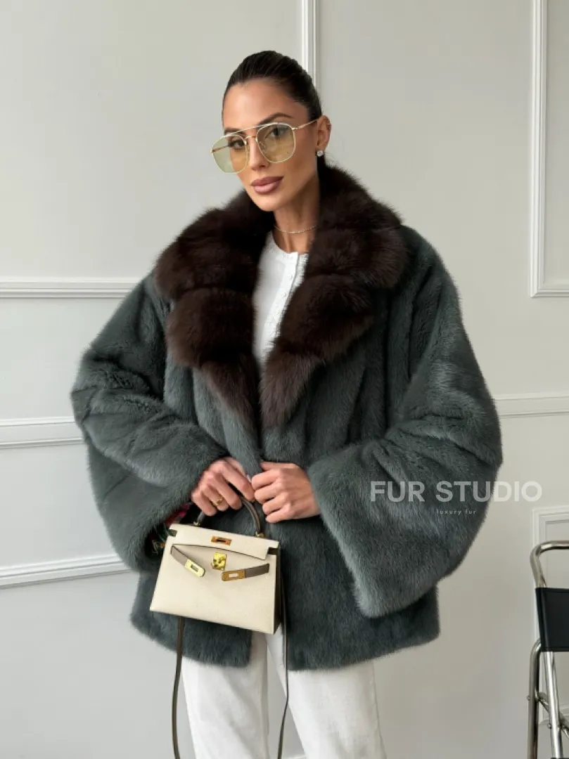 Красивая шуба из меха норки с воротником из куницы