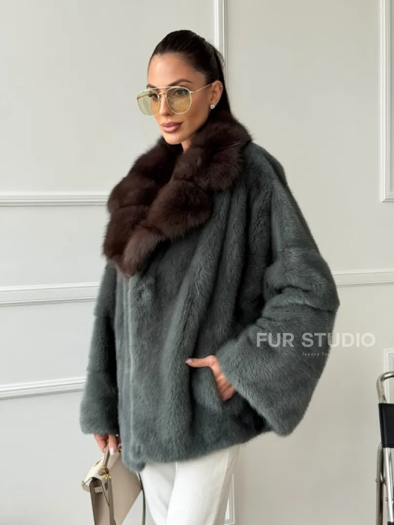 Красивая шуба из меха норки с воротником из куницы