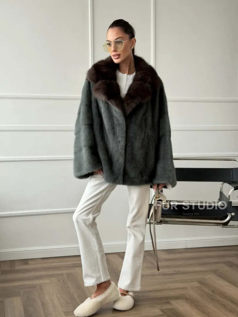 Красивая шуба из меха норки с воротником из куницы