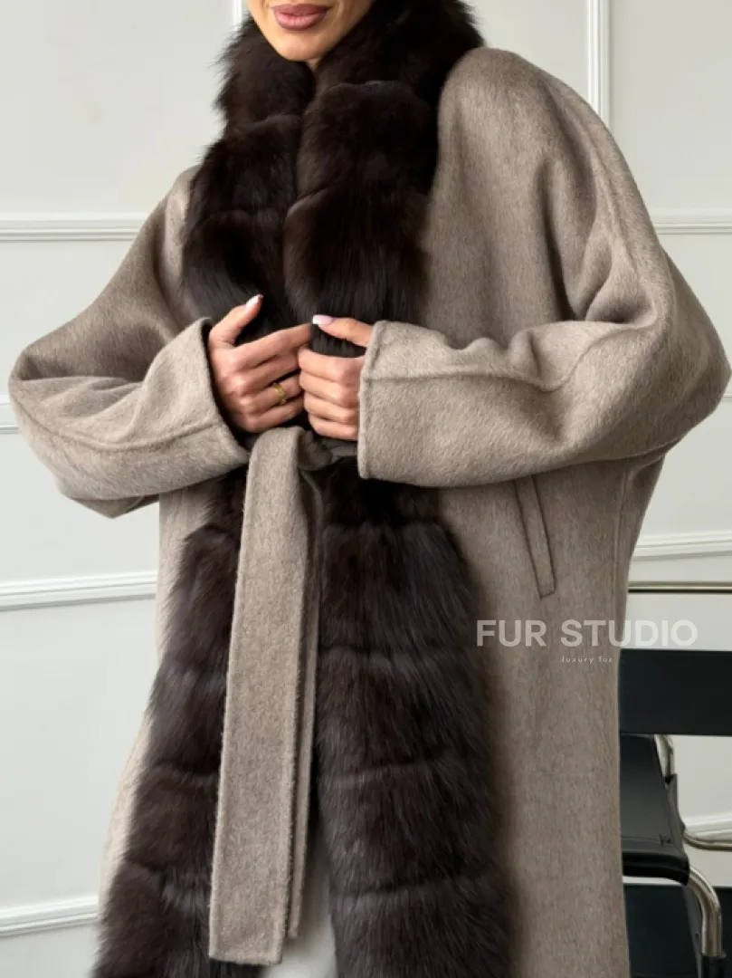 Длинное пальто с мехом финского песца - фото 2