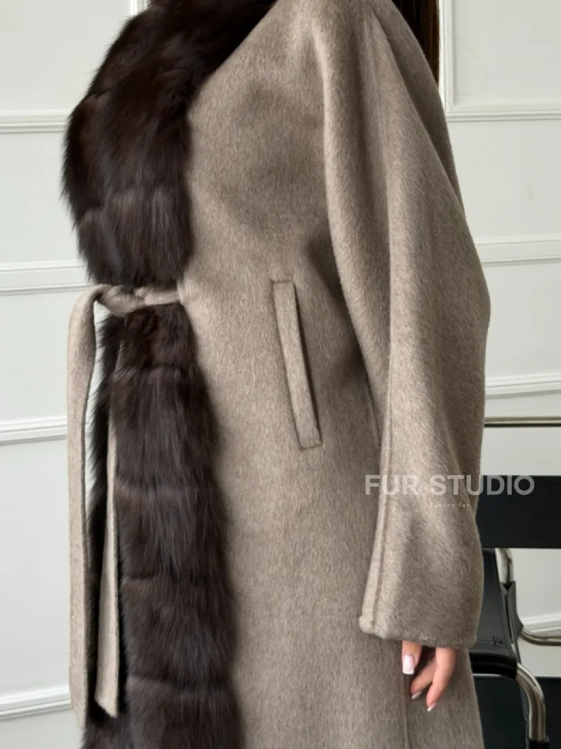 Длинное пальто с мехом финского песца - фото 1