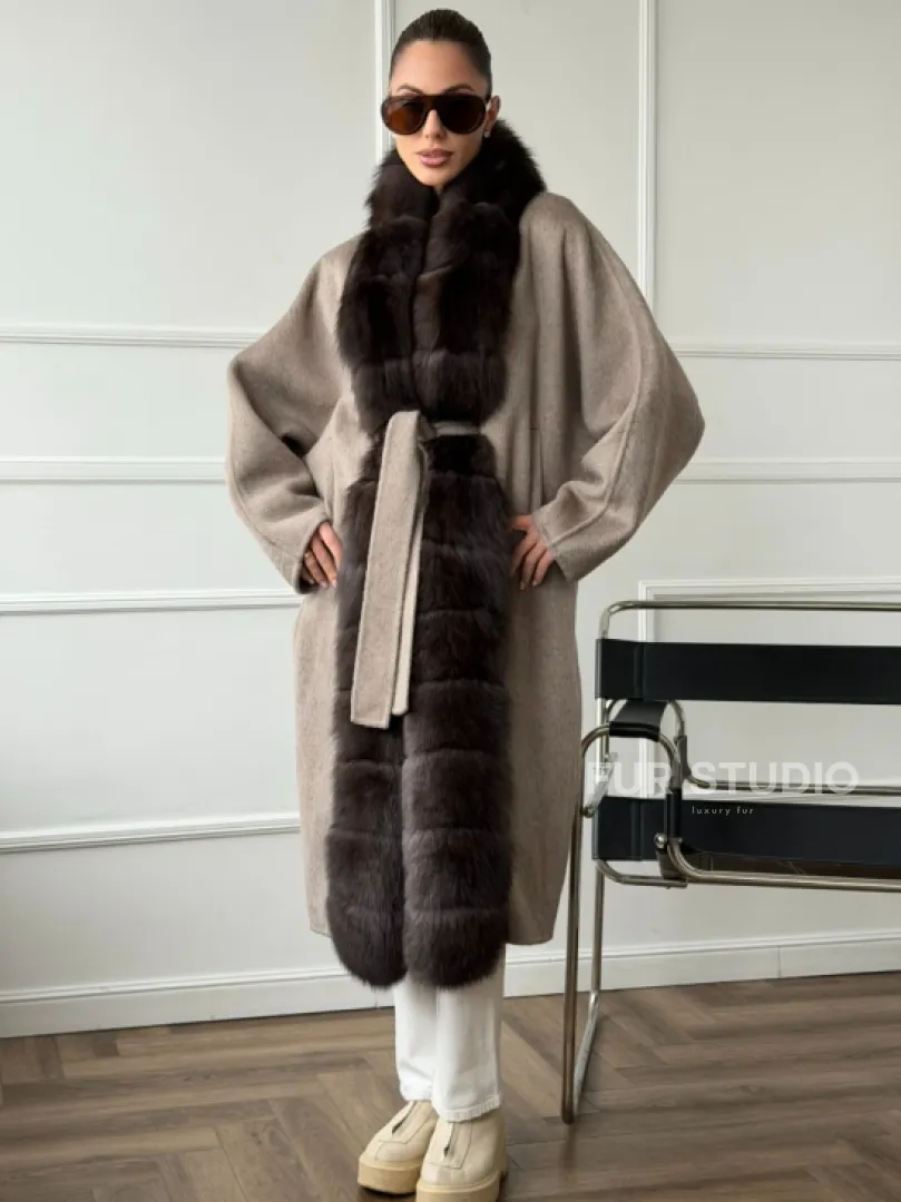 Длинное пальто с мехом финского песца - фото 0