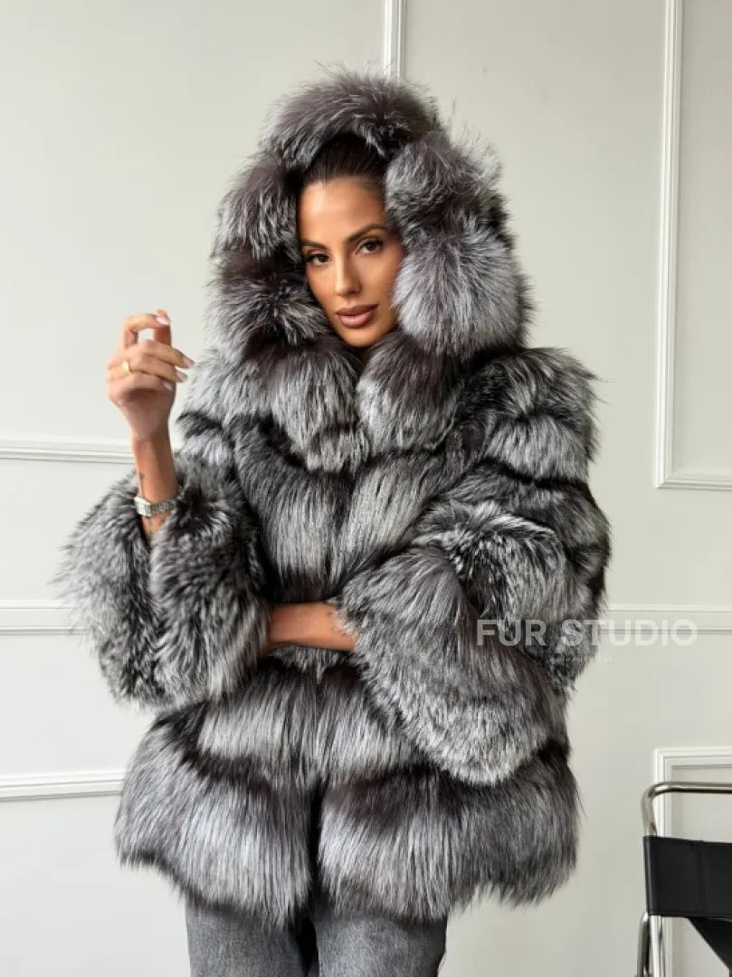 Шуба из меха чернобурки с капюшоном - серая - фото 7
