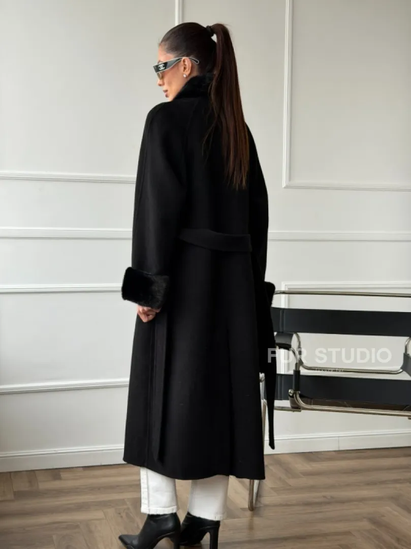 Черное пальто с мехом норки - фото 9