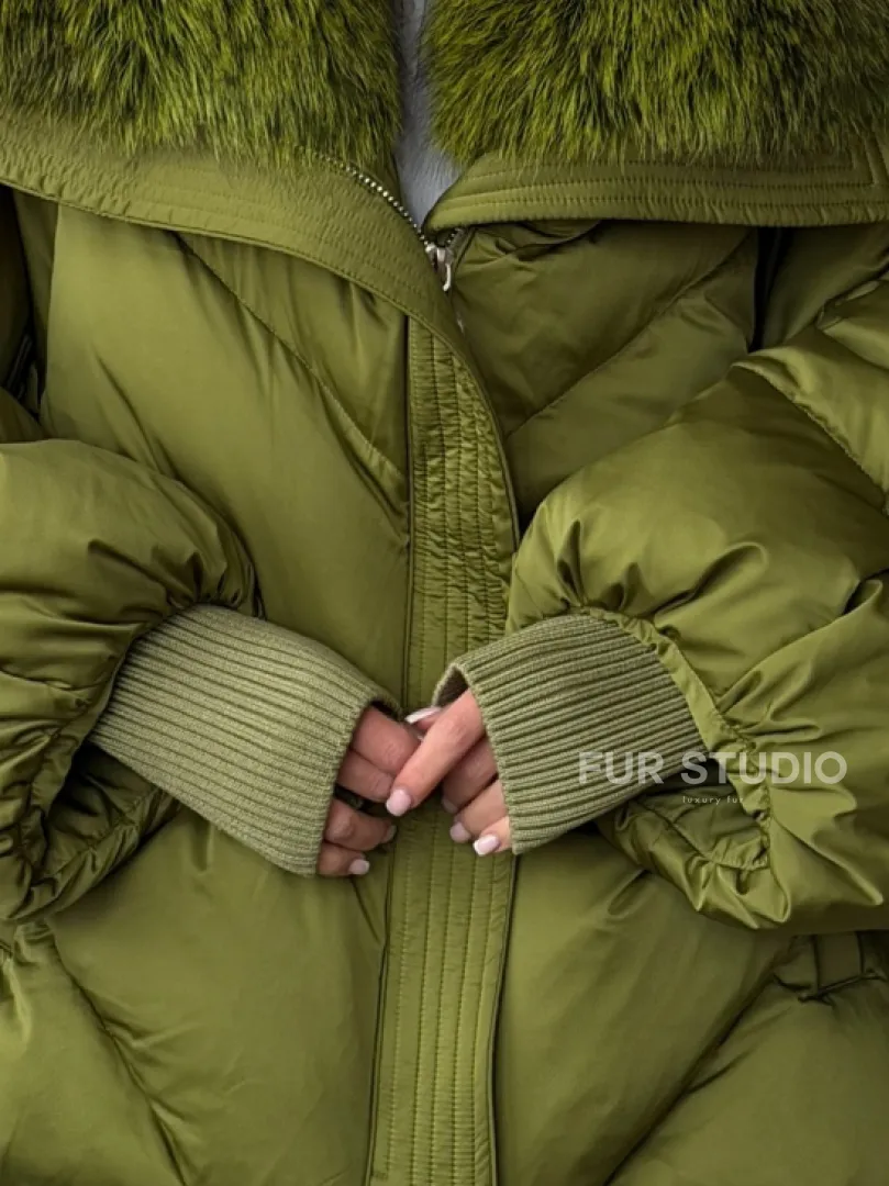 Женский стеганный пуховик с воротником чернобурки