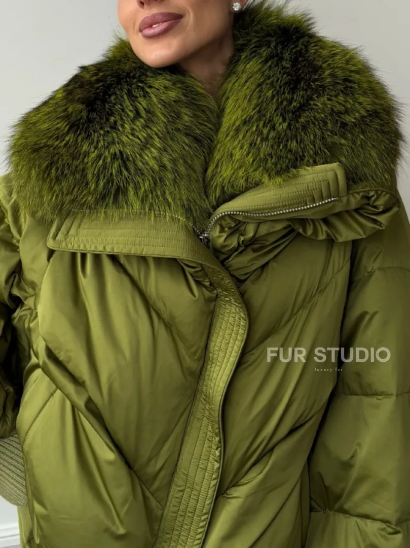 Женский стеганный пуховик с воротником чернобурки - фото 2