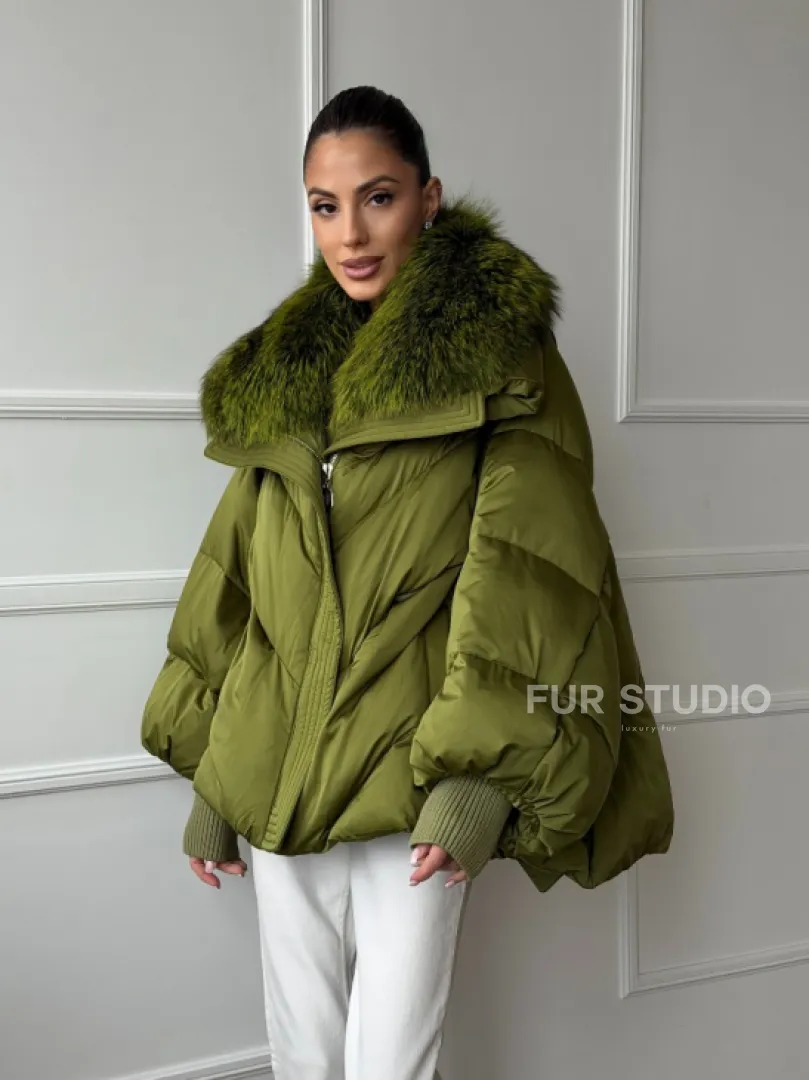 Женский стеганный пуховик с воротником чернобурки - фото 12