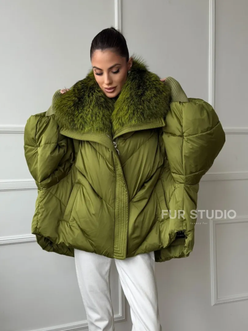 Женский стеганный пуховик с воротником чернобурки - фото 11