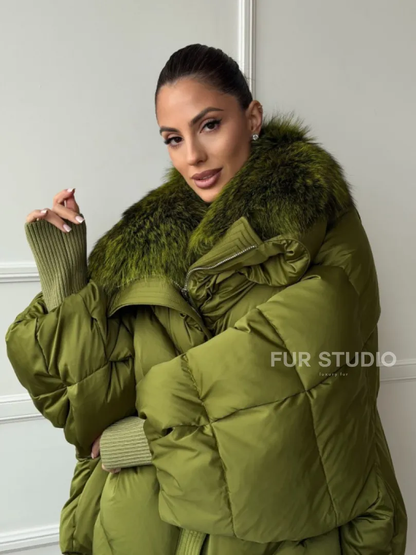 Женский стеганный пуховик с воротником чернобурки - фото 9