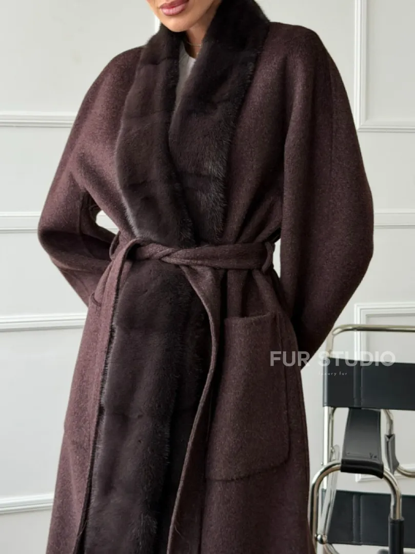 Длинное демисезонное пальто с мехом норки - фото 1