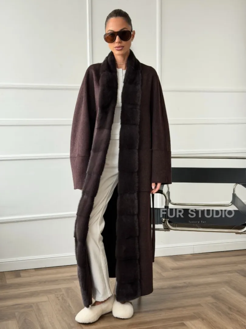 Длинное демисезонное пальто с мехом норки