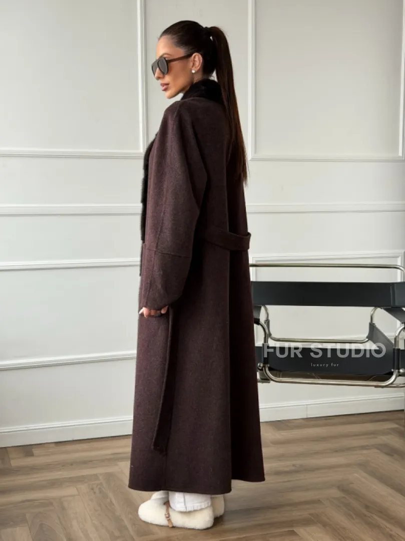 Длинное демисезонное пальто с мехом норки - фото 10