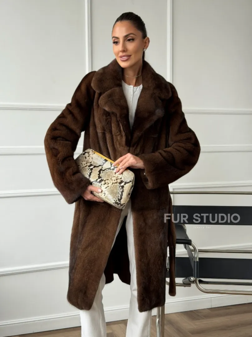 Норковая шуба средней длины со шлицами по бокам - фото 8