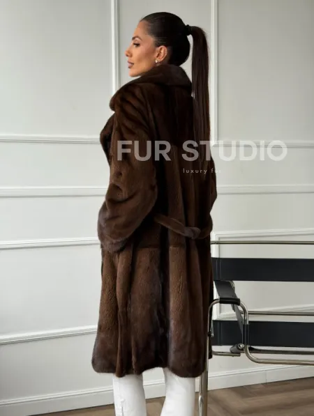 Норковая шуба средней длины со шлицами по бокам - фото 7