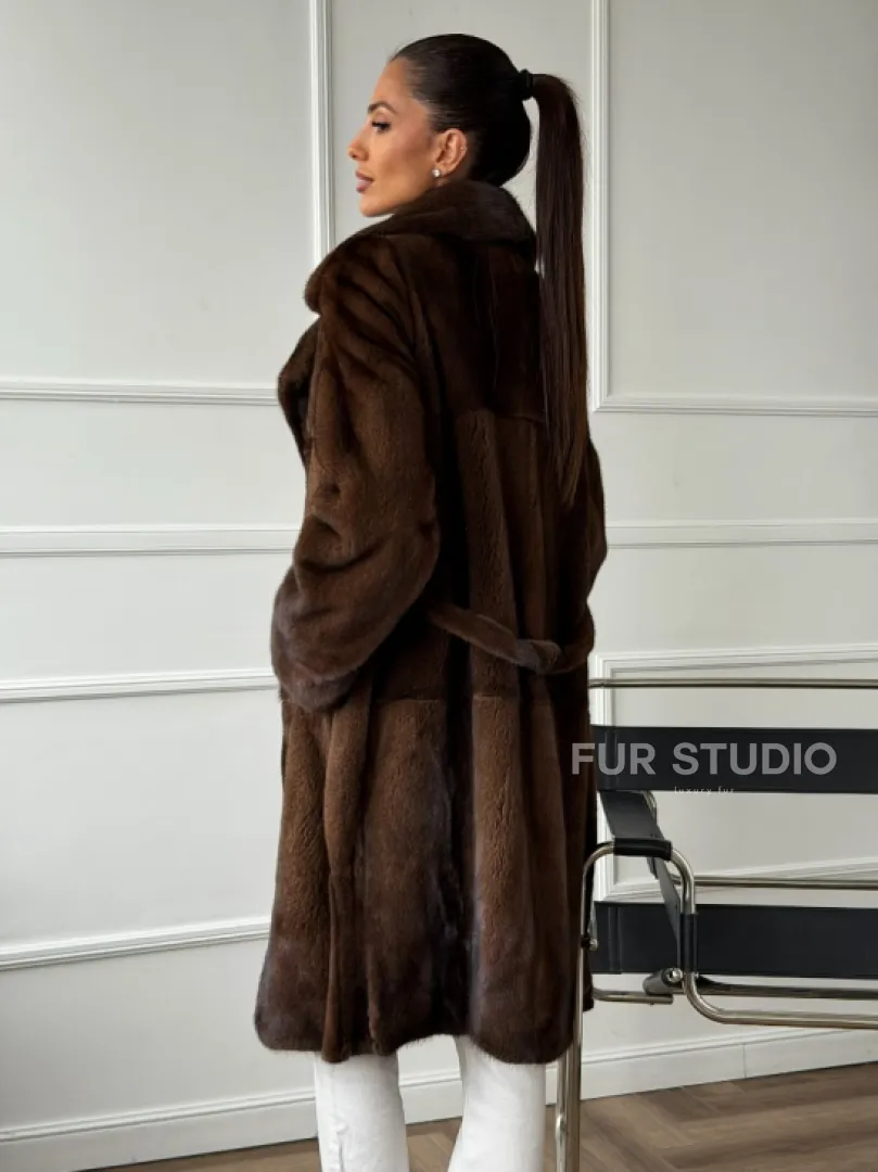 Норковая шуба средней длины со шлицами по бокам
