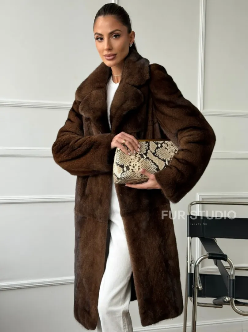 Норковая шуба средней длины со шлицами по бокам - фото 5