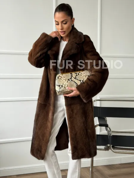 Норковая шуба средней длины со шлицами по бокам - фото 6