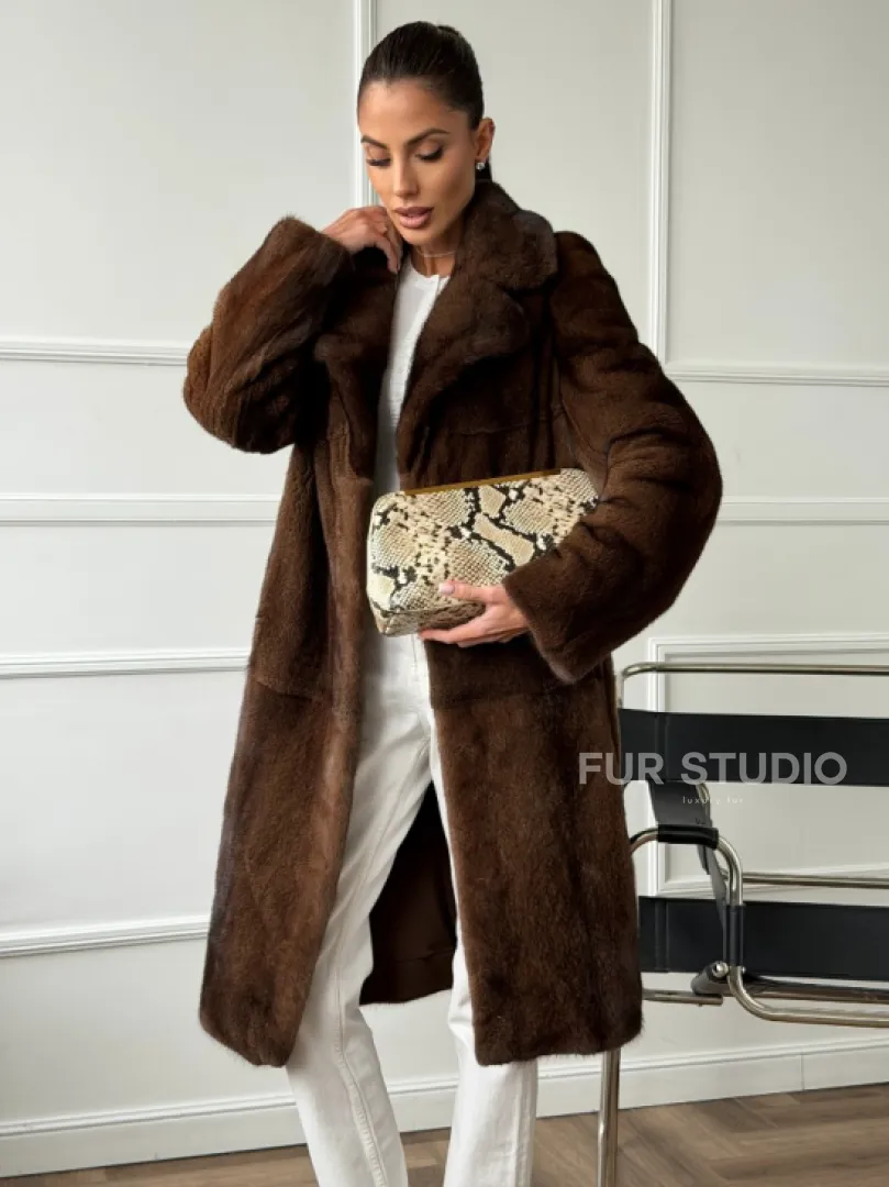 Норковая шуба средней длины со шлицами по бокам