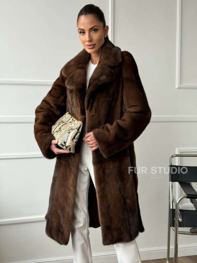 Норковая шуба средней длины со шлицами по бокам