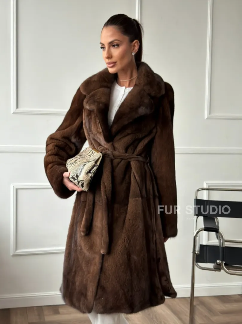 Норковая шуба средней длины со шлицами по бокам