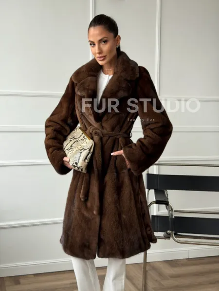 Норковая шуба средней длины со шлицами по бокам - фото 10