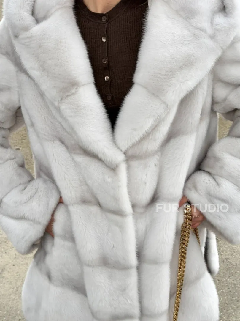 Белая норковая шуба с капюшоном - автоледи