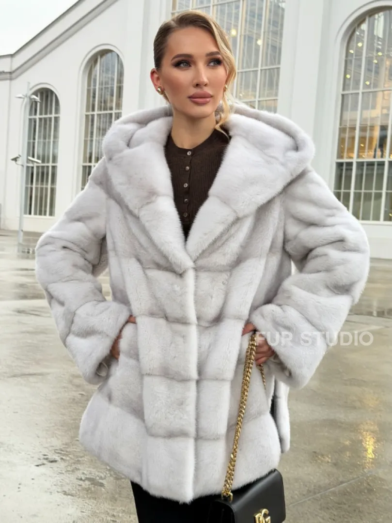 Белая норковая шуба с капюшоном - автоледи