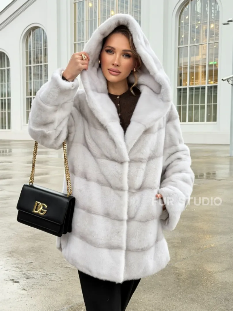 Белая норковая шуба с капюшоном - автоледи