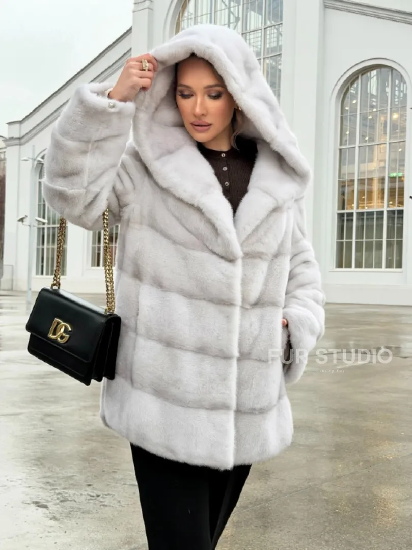 Белая норковая шуба с капюшоном - автоледи