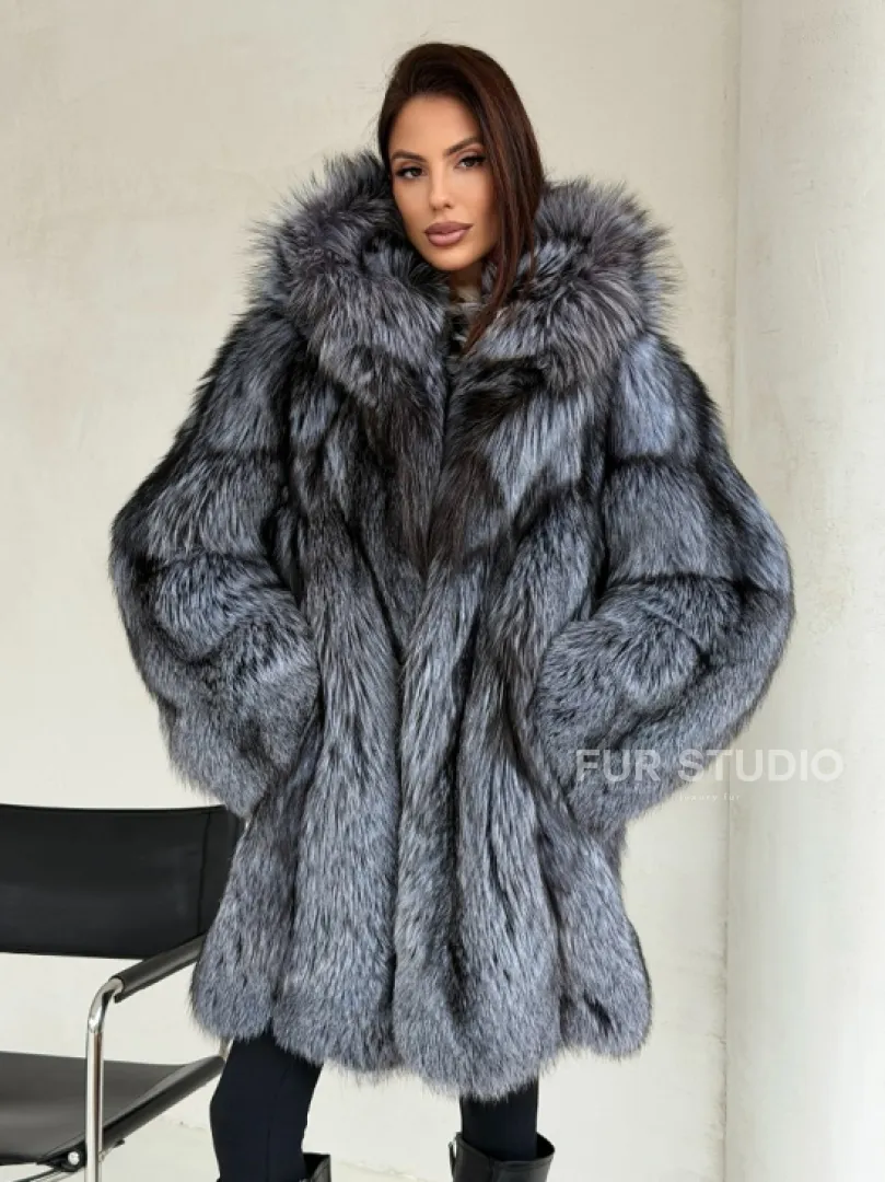 Шуба из натурального меха чернобурки с капюшоном