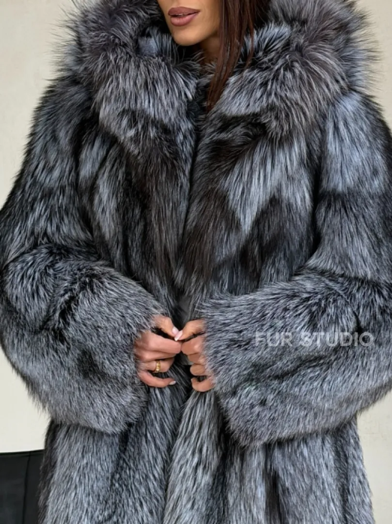 Шуба из натурального меха чернобурки с капюшоном