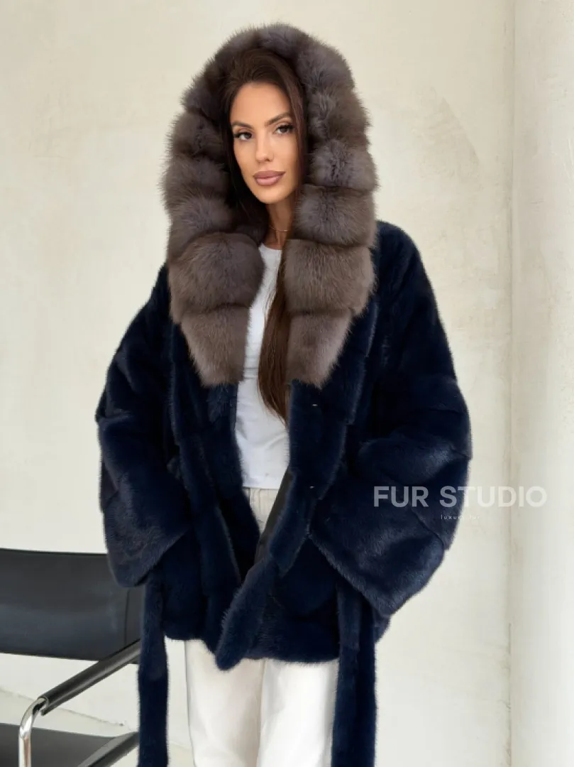 Норковый полушубок синего цвета с капюшоном куница