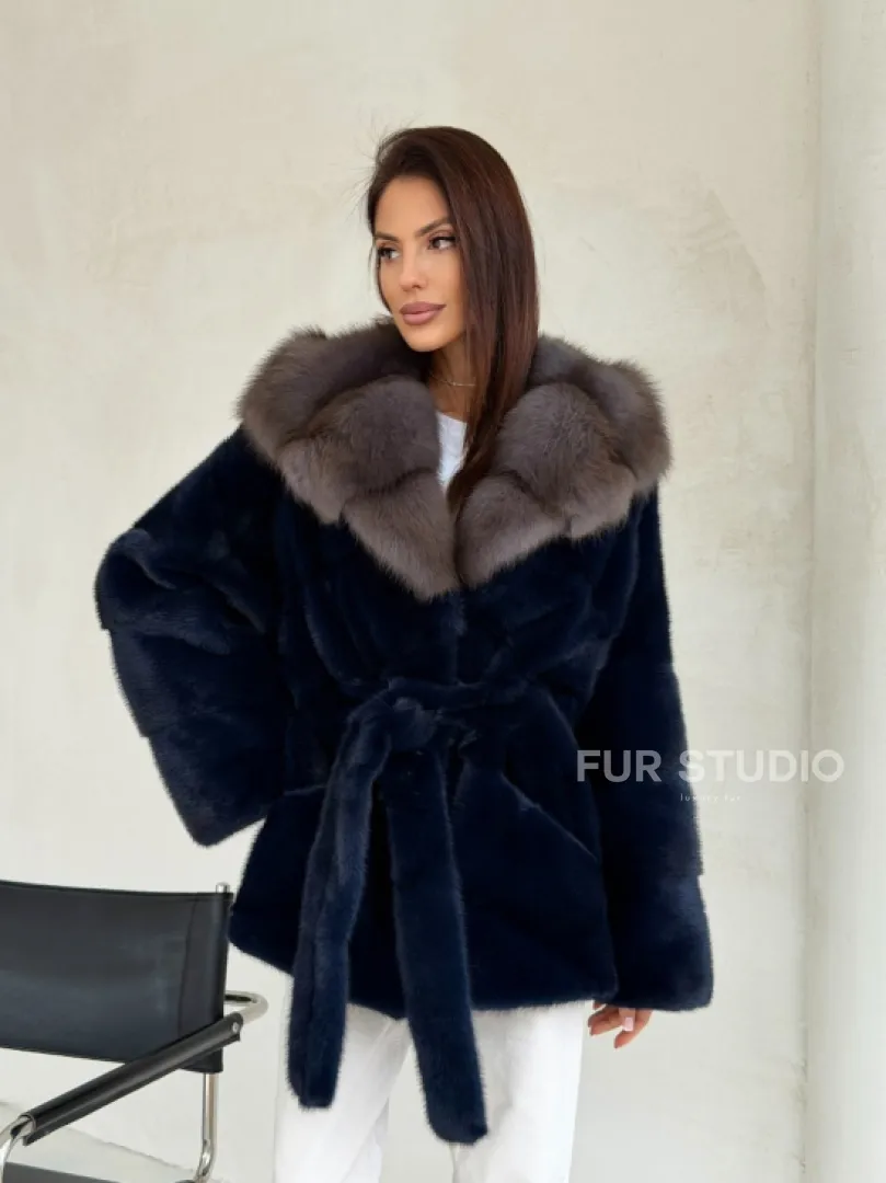 Норковый полушубок синего цвета с капюшоном куница - фото 12
