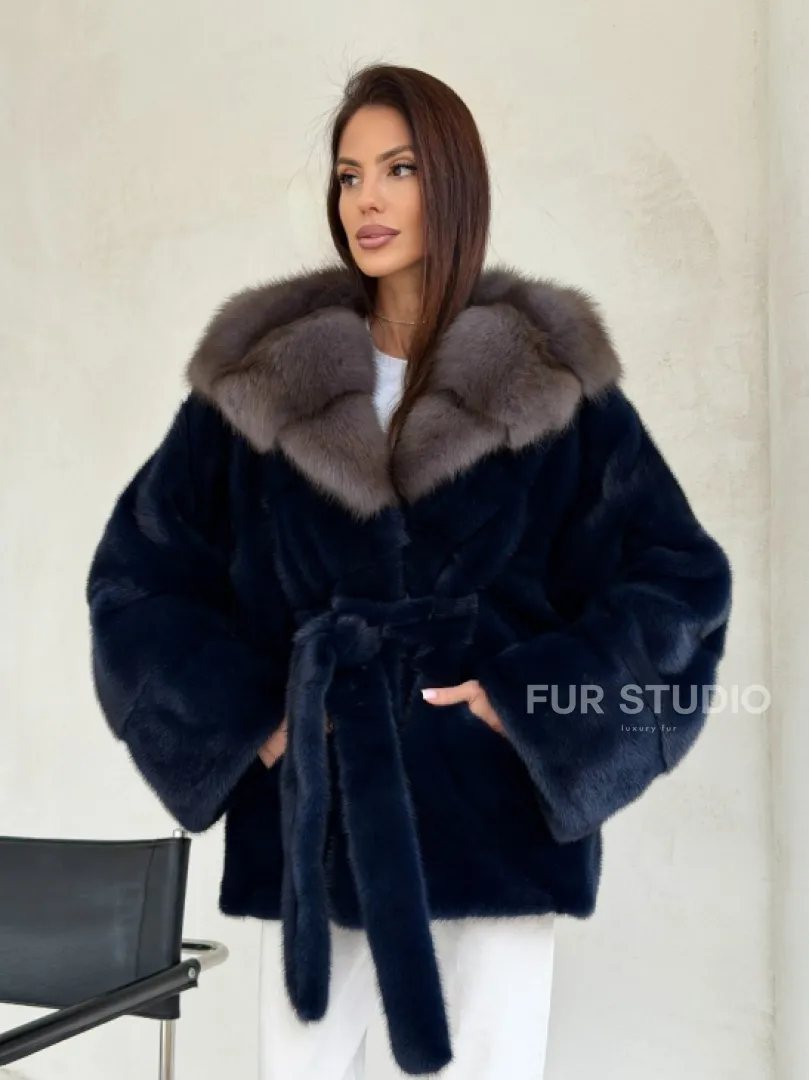 Норковый полушубок синего цвета с капюшоном куница