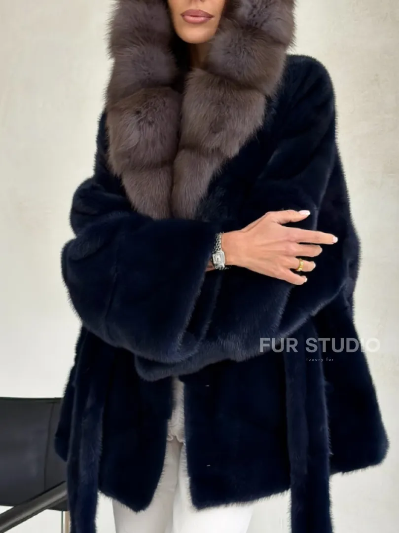 Норковый полушубок синего цвета с капюшоном куница - фото 2