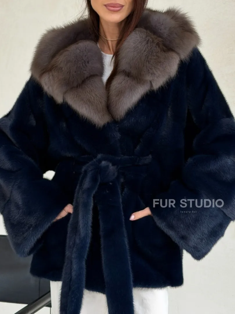 Норковый полушубок синего цвета с капюшоном куница