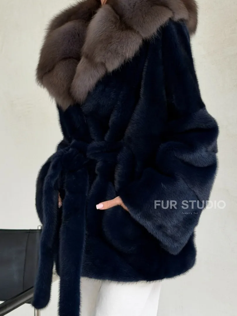 Норковый полушубок синего цвета с капюшоном куница - фото 3