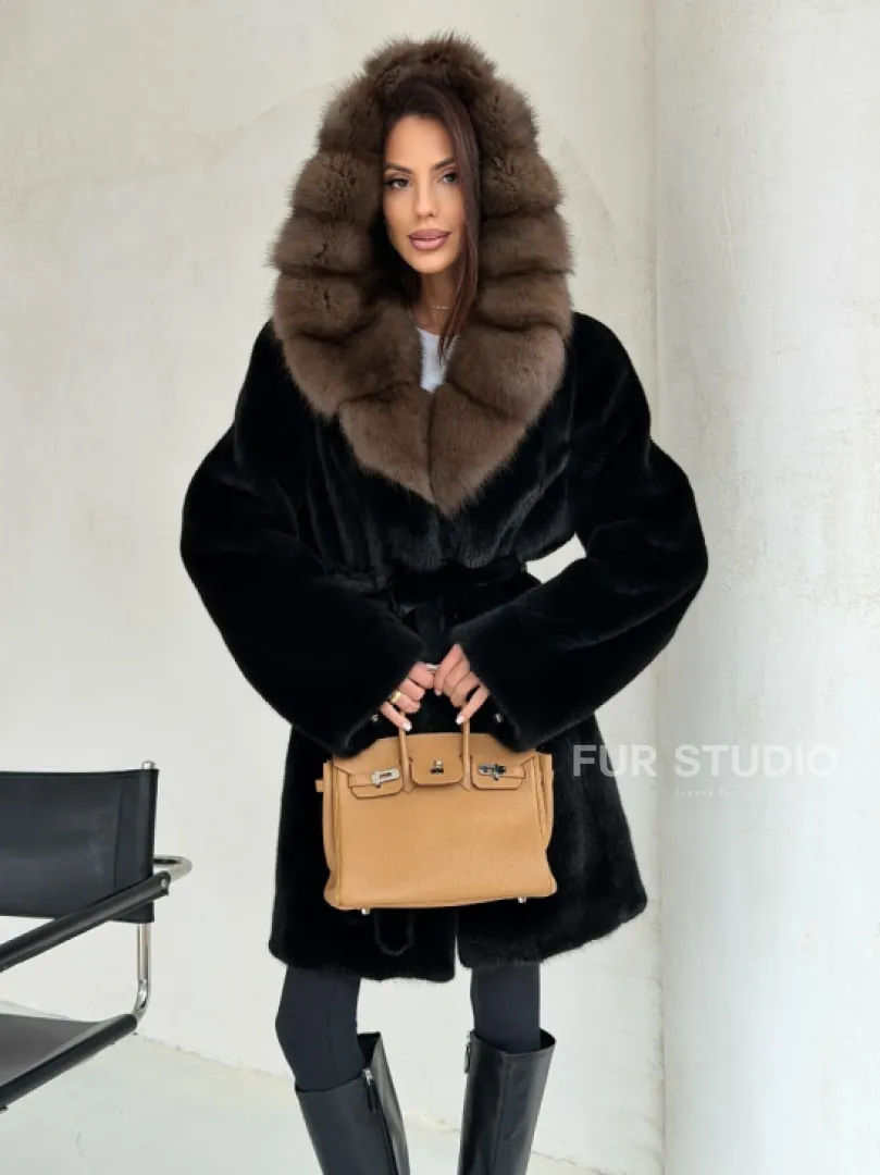 Черная норковая шуба средней длины - капюшон куница
