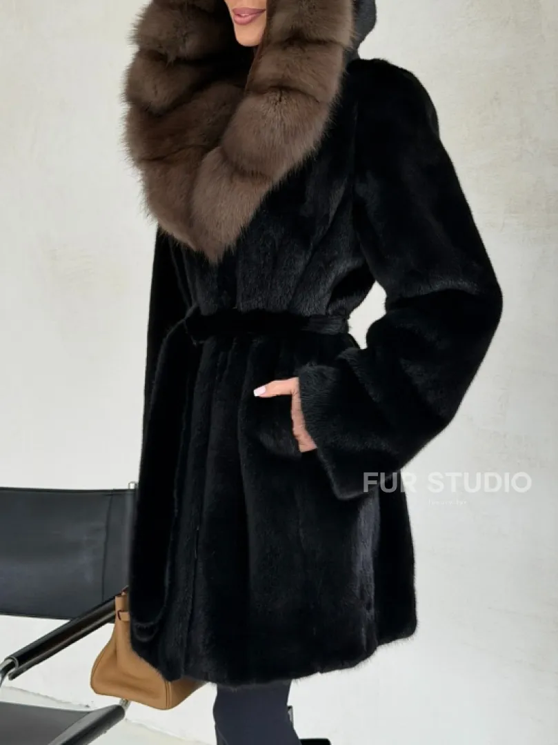 Черная норковая шуба средней длины - капюшон куница