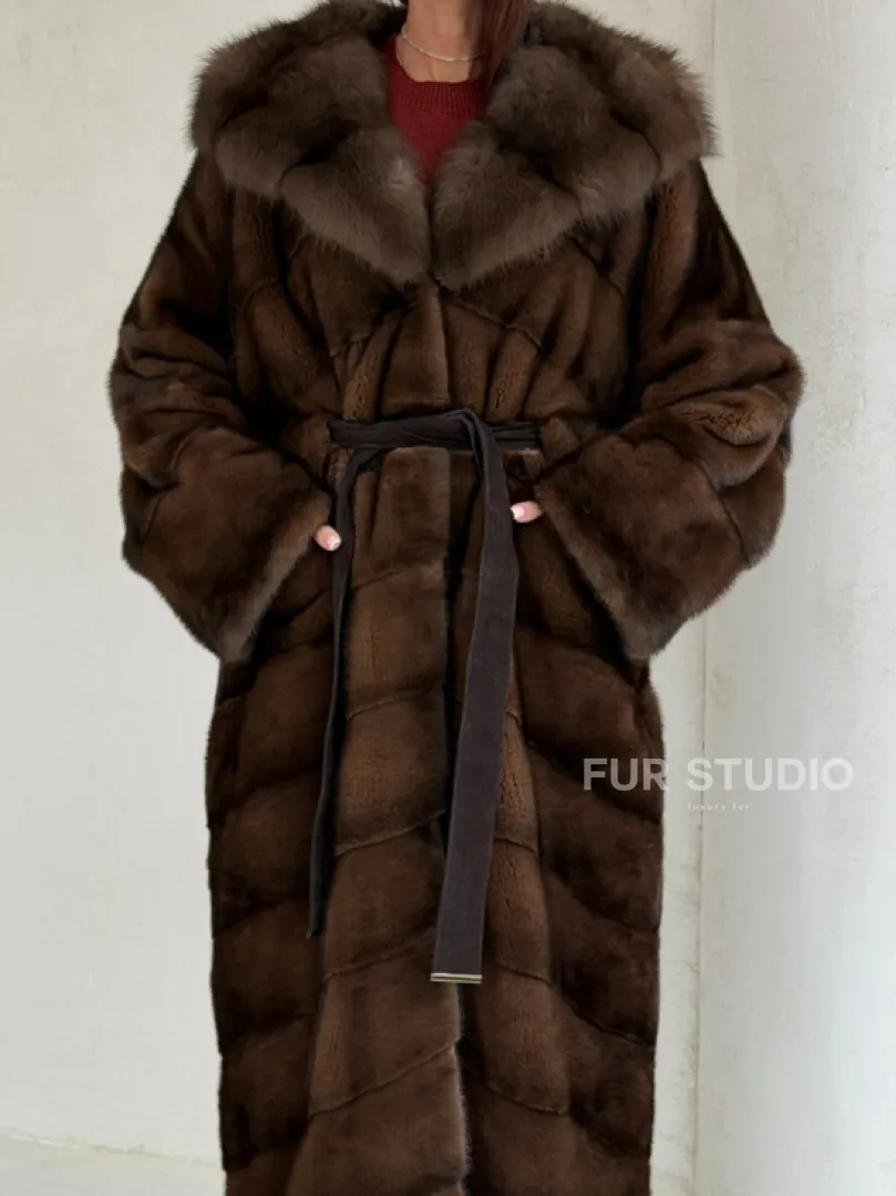 Норковая шуба цвета «орех» с капюшоном из куницы - фото 1