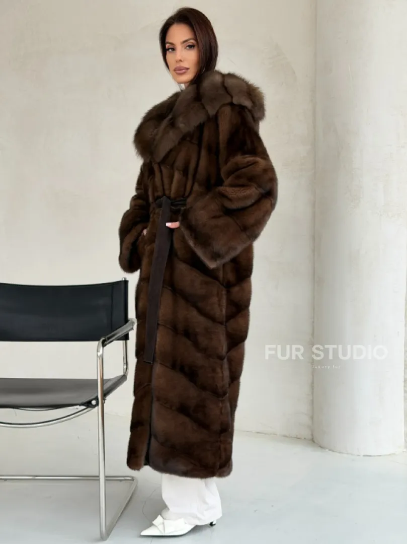 Норковая шуба цвета «орех» с капюшоном из куницы - фото 4