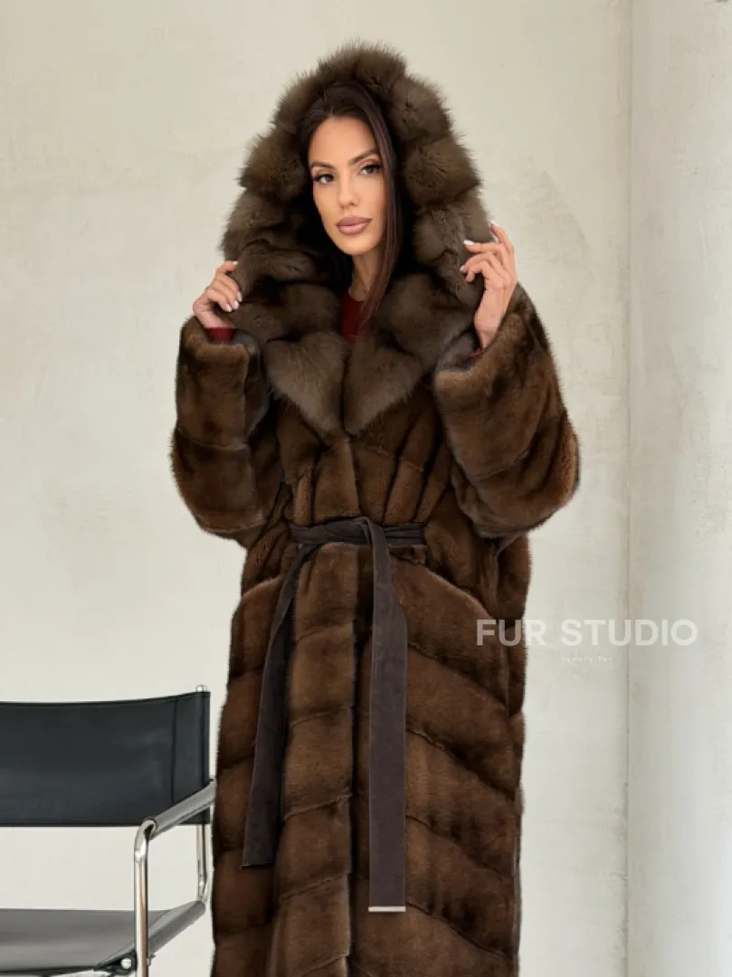 Норковая шуба цвета «орех» с капюшоном из куницы - фото 10