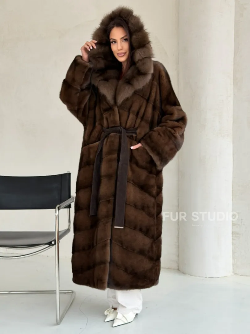 Норковая шуба цвета «орех» с капюшоном из куницы