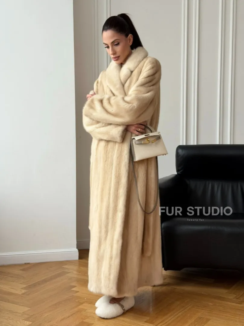 Длинная норковая шуба в натуральном цвете пастель