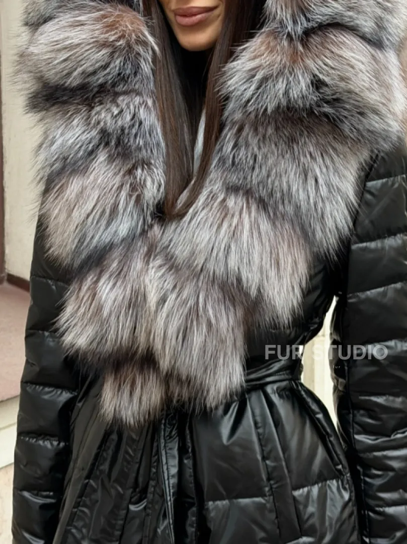 Чёрное пуховое пальто с меховым капюшоном из чернобурки